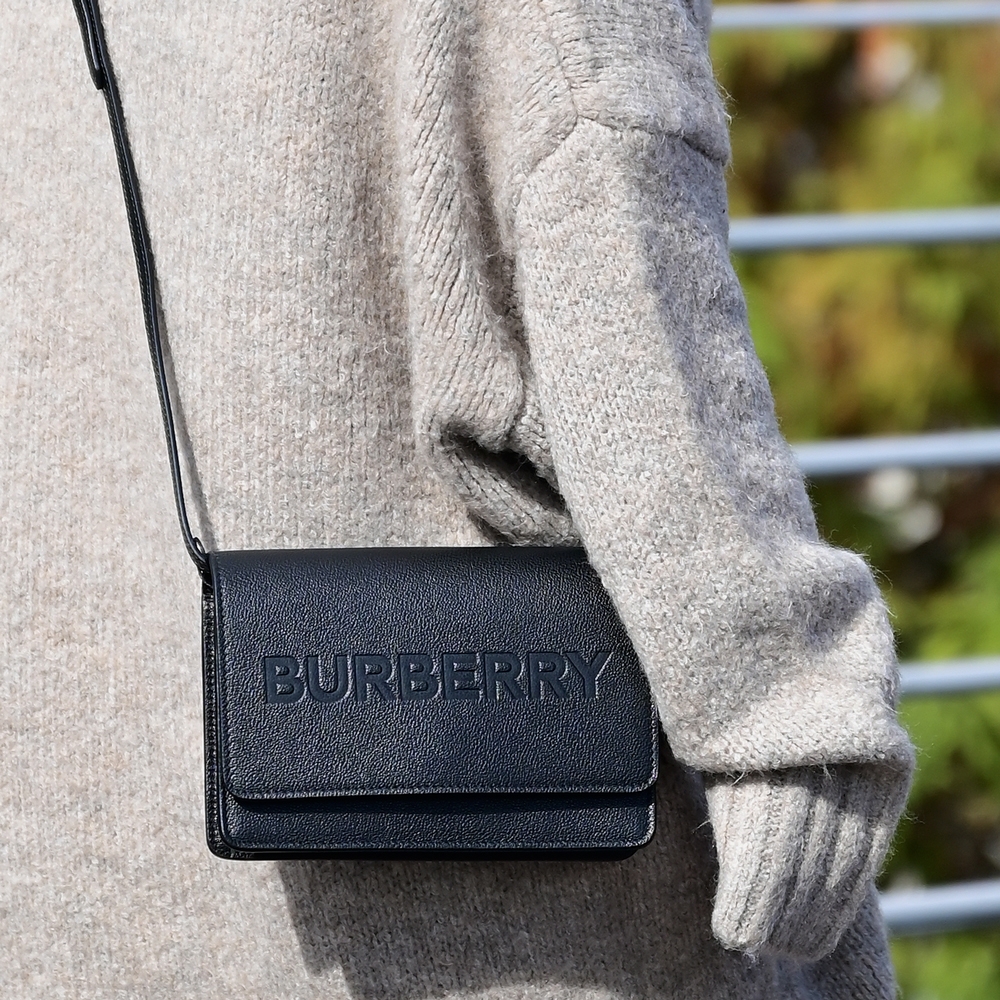 BURBERRY  HAMPSHIRE 烙印LOGO素色荔枝牛皮斜背方包(黑)