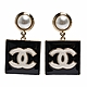 CHANEL 經典珍珠琺瑯雙C LOGO正方形穿式耳環(黑/金色) product thumbnail 1