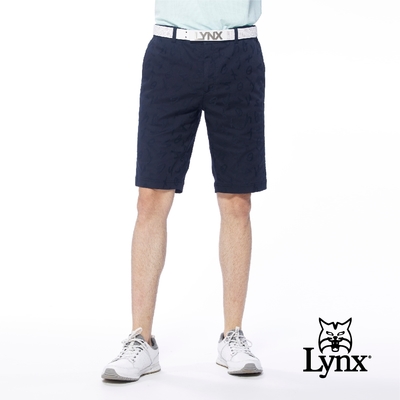 【Lynx Golf】男款混紡材質英文字體圖樣紋路兩側腰圍鬆緊帶設計平口休閒短褲-黑色