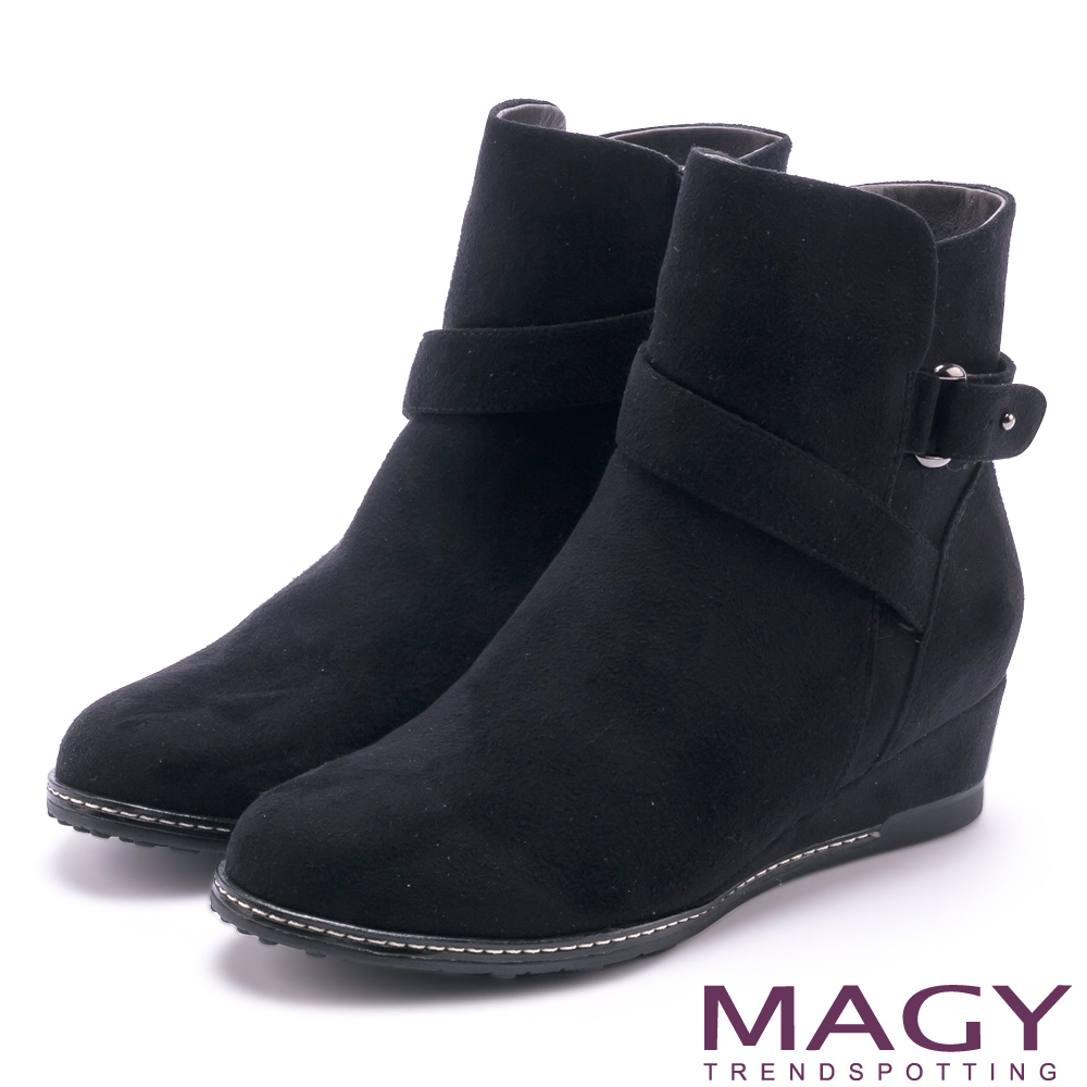 MAGY 簡約率性風 斜細條帶造型低跟短靴-黑色