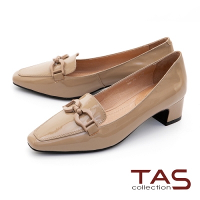 TAS扣環飾釦牛漆皮低跟鞋-質感卡其