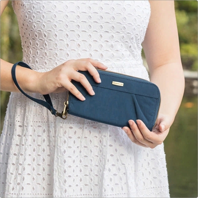 《TRAVELON》Signature腕帶+摺紋拉鍊防護長夾(藍) | 手拿包 手拿錢包 手機包 皮包