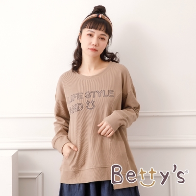 betty’s貝蒂思 圓領繡線英文長袖T-shirt(深卡其)