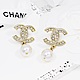 CHANEL香奈兒 經典金色水鑽雙C珍珠垂墜耳環 product thumbnail 1