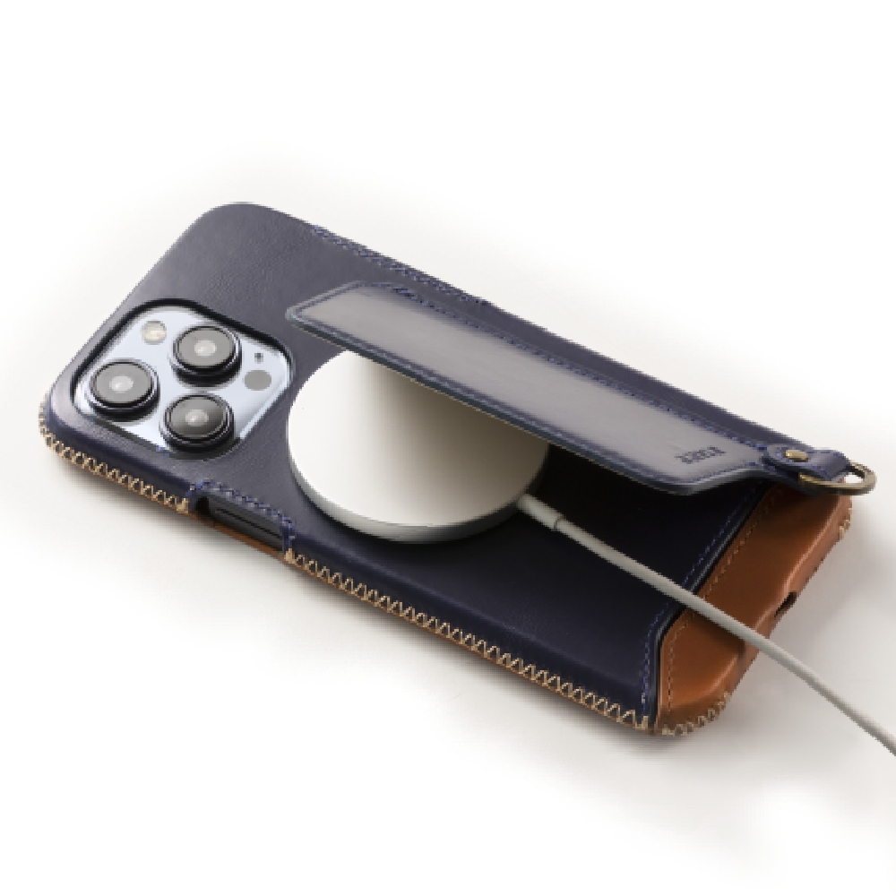【n max n 台灣設計品牌】iPhone15 Pro 經典系列 - 磁吸站立卡袋手機皮革套 - 海軍藍