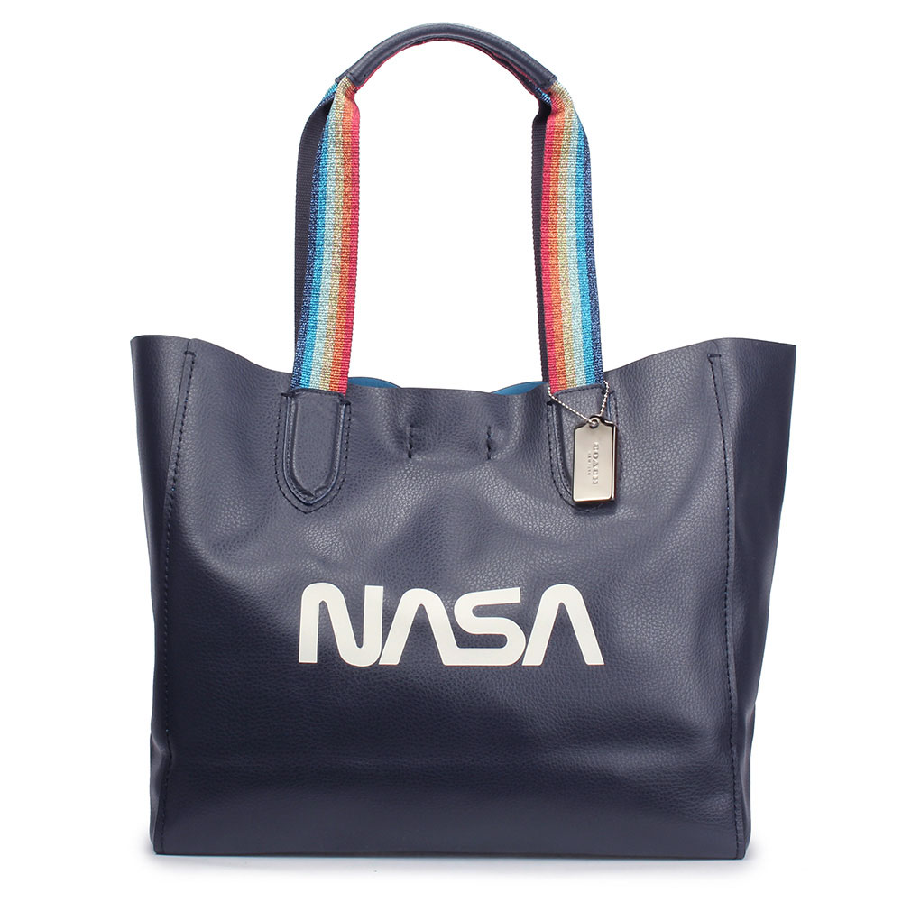 COACH NASA字樣彩虹織帶提把荔枝紋軟皮革輕型肩背大托特包-夜藍色