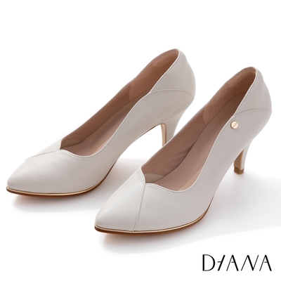 DIANA 7.5 cm奶油壓紋牛皮線條設計金屬側邊釦飾尖頭高跟鞋-奶油白