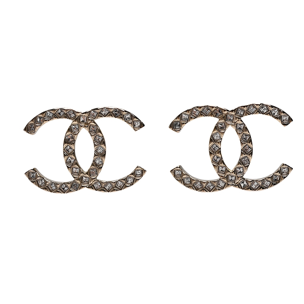 CHANEL 經典大雙C LOGO菱形方鑽鑲飾造型穿式耳環(金色)