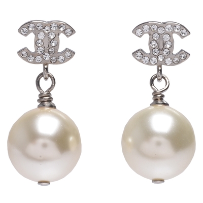 CHANEL 經典雙C造型水鑽鑲嵌珍珠墜飾穿式耳環(銀)
