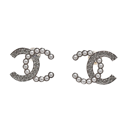 CHANEL 經典半邊水鑽珍珠不對稱雙C LOGO造型穿式耳環(銀色)