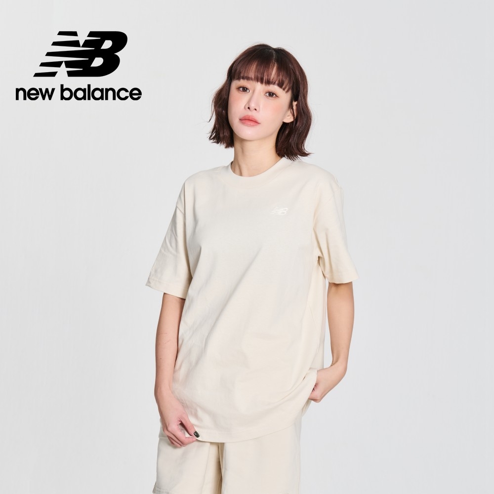 IU著用款【New Balance】 刺繡LOGO短袖上衣_女性_杏色_WT41501LIN