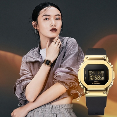 CASIO 卡西歐 G-SHOCK x ITZY 彩領配戴款 極簡奢華 金屬色電子錶 迎春好禮-黑X金 GM-S5600GB-1