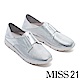 休閒鞋 MISS 21 簡約個性純色沖孔拼接設計全真皮輕量休閒鞋－銀 product thumbnail 1