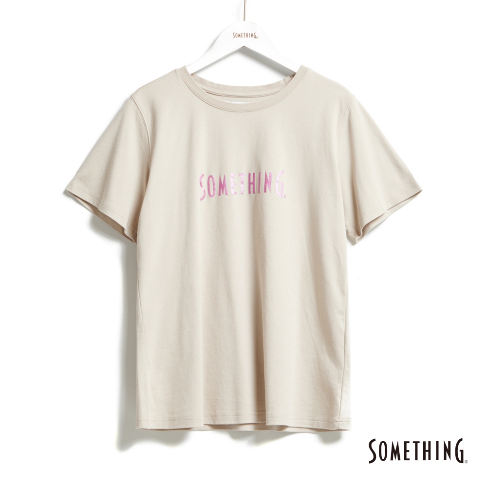 SOMETHING 基本LOGO短袖T恤-女-淺卡其