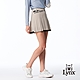 【Lynx Golf】女款日本進口布料彈性舒適百褶裙造型下擺剪接織帶設計休閒短裙-淺卡其色 product thumbnail 2
