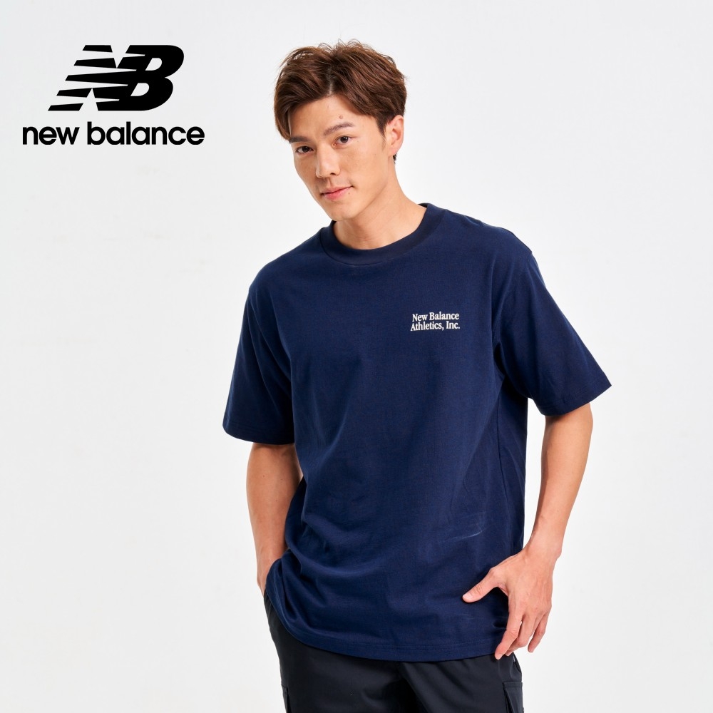 【New Balance】 背面標語寬鬆短袖上衣_男性_藍色_MT41588NNY