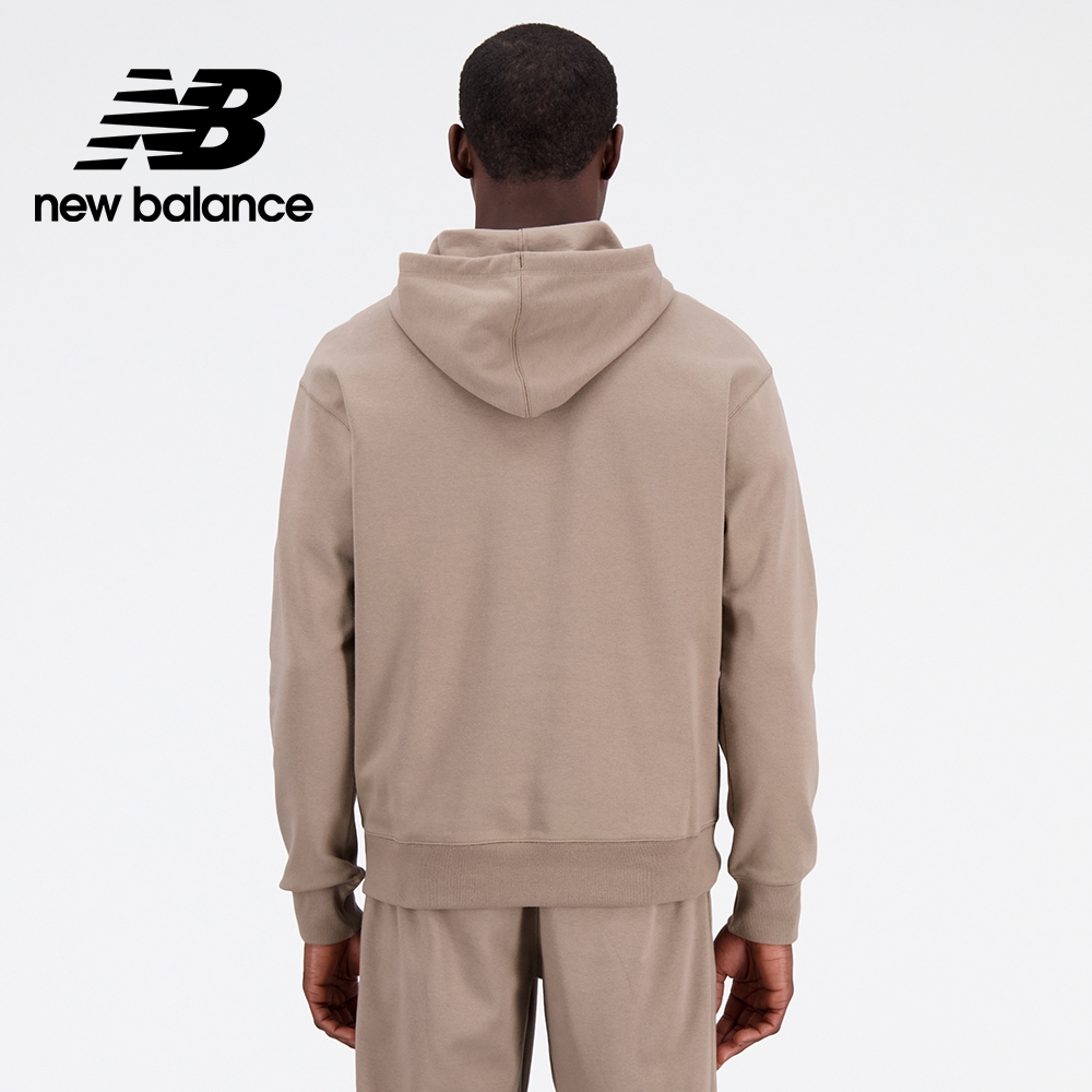 New Balance]簡約LOGO連帽長袖上衣_男性_駝色_UT21500MS | New Balance