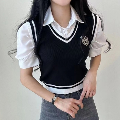 La Belleza減齡學院風假兩件條紋滾邊徽章針織背心拼接白色襯衫短版上衣
