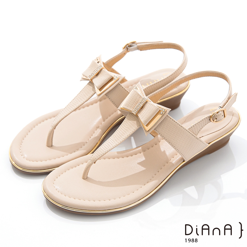 DIANA 3.5cm 壓紋牛皮T字小蝴蝶結金屬鉓釦夾腳涼鞋-俏麗甜美-奶油白