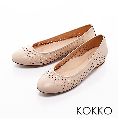 KOKKO- 舒適圓頭縷空幾何真皮平底金屬跟-杏膚