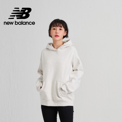 【New Balance】 刺繡NB連帽長袖上衣_女性_花灰色_AWT33524SAH