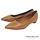 Tino Bellini 巴西進口細緻皮紋舒足低跟鞋_棕 product thumbnail 1
