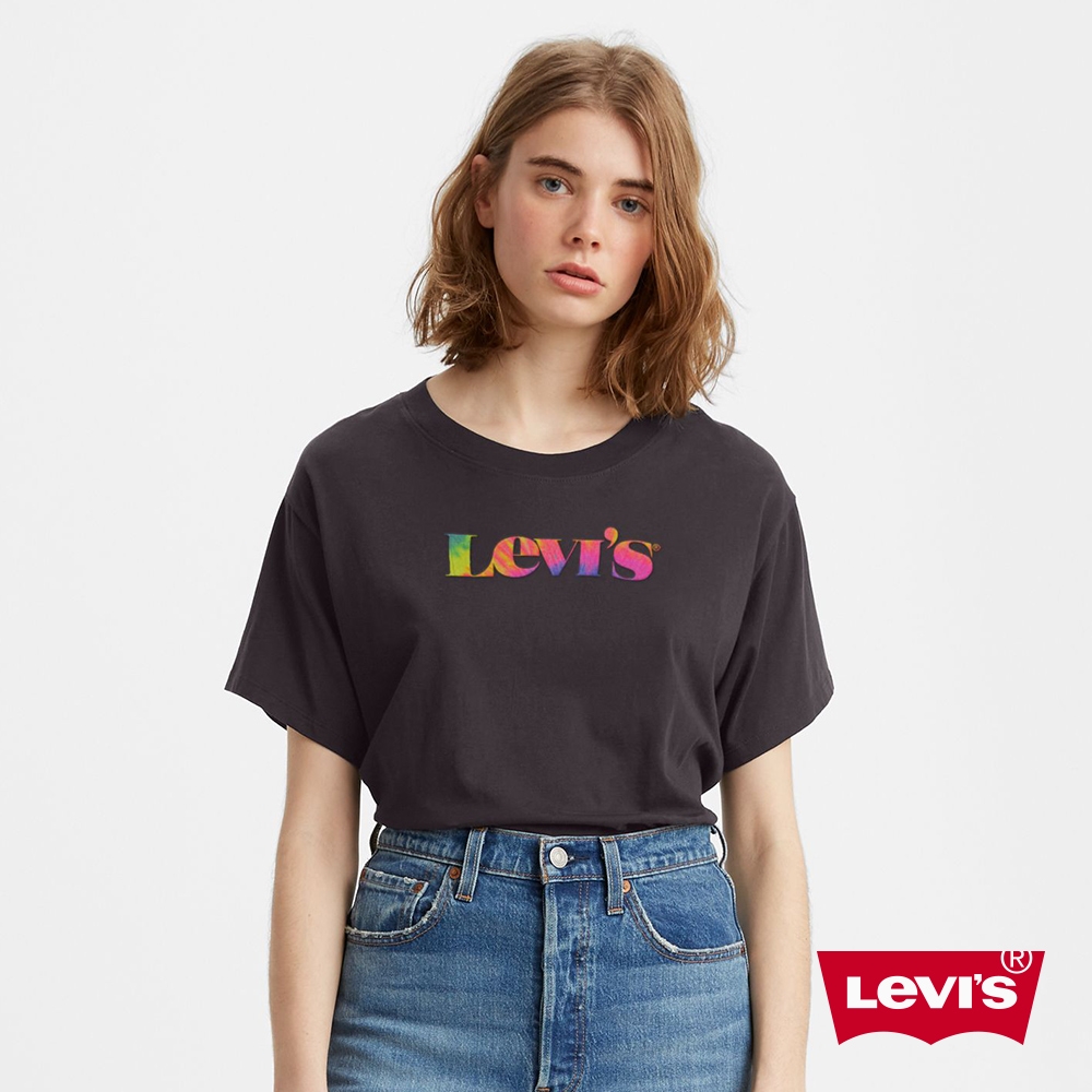 Levis 女款 短袖學院T恤 中短版方正寬袖版型 精工高密度膠印紮染Logo 黑