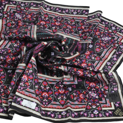 ANNA SUI 繽紛幾何花朵圖騰燙金字母LOGO大帕領巾(黑系)