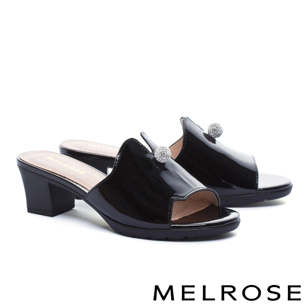 拖鞋 MELROSE 時髦晶鑽飾釦球軟牛漆皮粗高跟拖鞋－黑