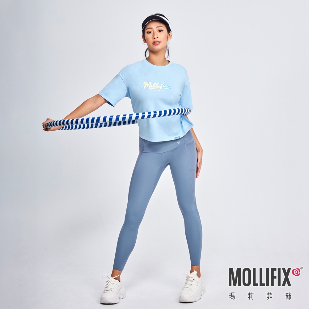 Mollifix 瑪莉菲絲 活力LOGO圓領短袖T恤 (冰藍)、瑜珈服、背心、T恤