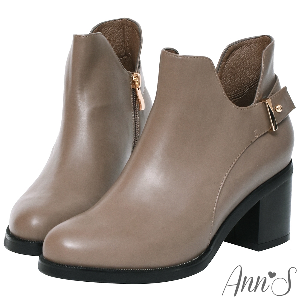 Ann’S摩登計畫-造型金扣帶側挖空V型超顯瘦粗跟短靴-灰