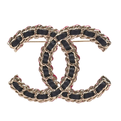 CHANEL 經典雙色皮革穿繞雙C LOGO造型胸針(金色)