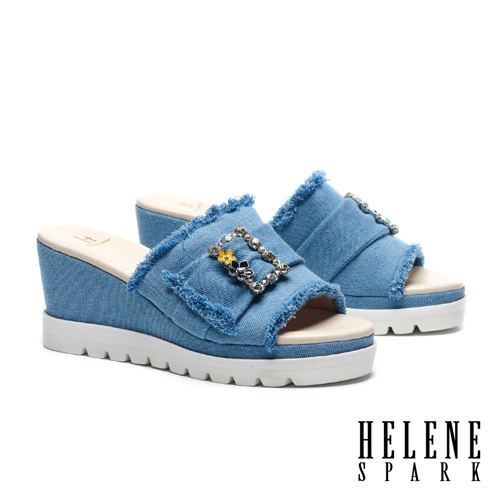 拖鞋 HELENE SPARK 復古率性花朵晶鑽方飾釦抽鬚牛仔布楔型高跟拖鞋－淺藍