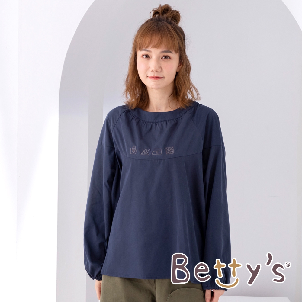 betty’s貝蒂思　圓領落肩特色繡圖上衣(深藍)