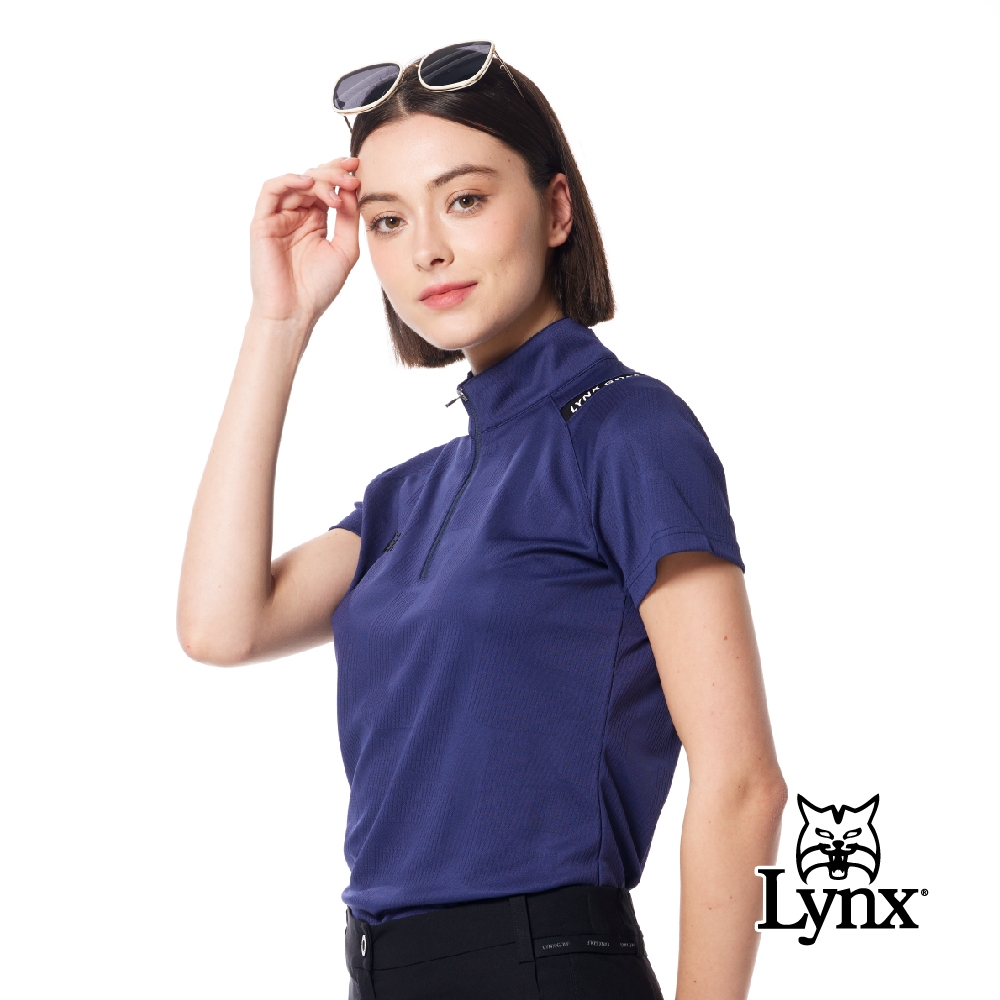 【Lynx Golf】女款合身版排吸溼排汗雙面緹花工藝左肩剪接設計短袖立領POLO衫/高爾夫球衫-深藍色