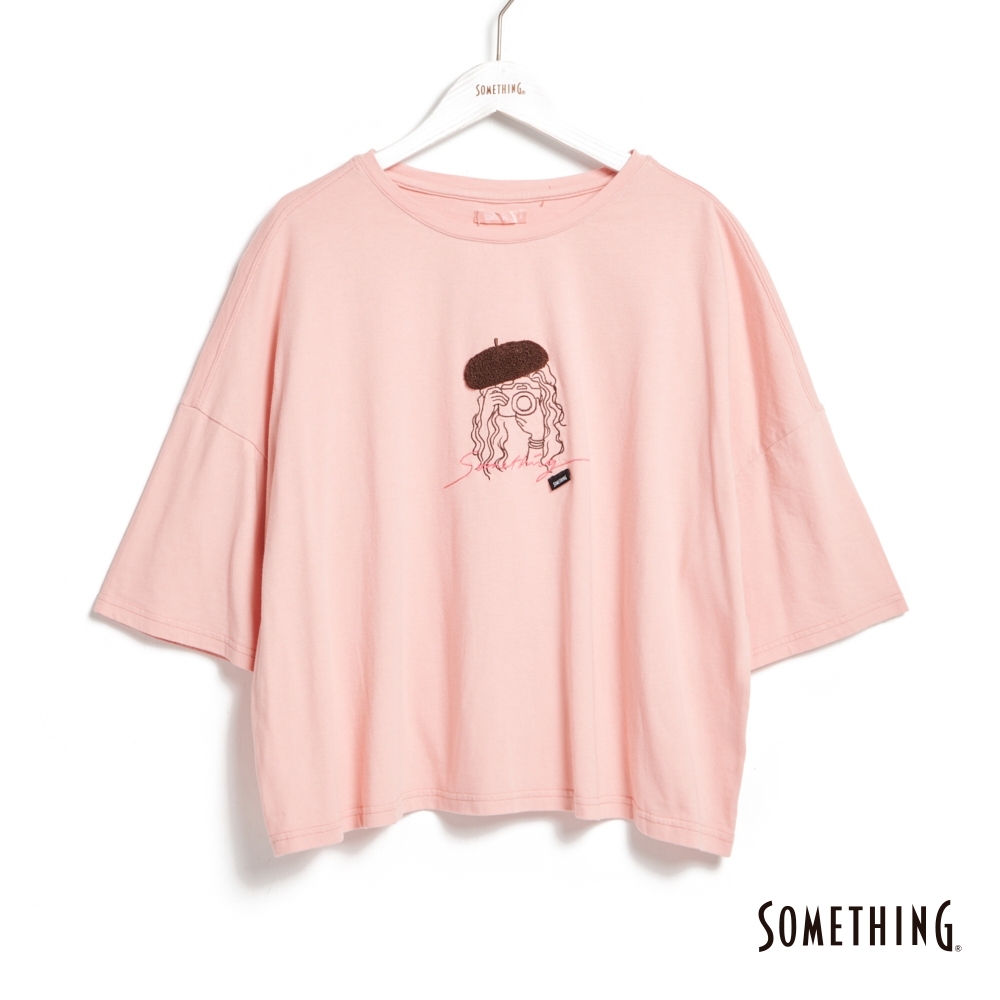 SOMETHING 貝雷帽女孩刺繡短袖T恤-女-淡桔色
