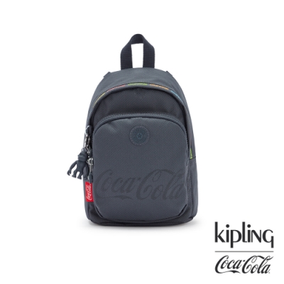 Kipling | Coca-Cola 聯名款創意LOGO印花休閒後背包-DELIA COMPACT
