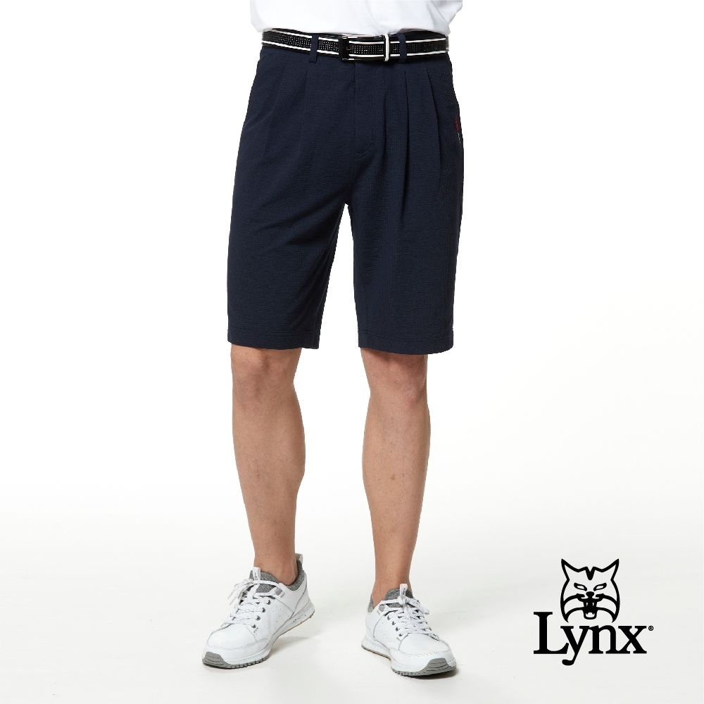 【Lynx Golf】男款日本進口布料混紡材質直條紋路雙折休閒短褲-深藍色
