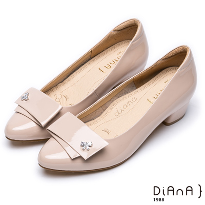 DIANA個性有型—對折飾釦漆皮尖頭水鑽低跟鞋–卡其