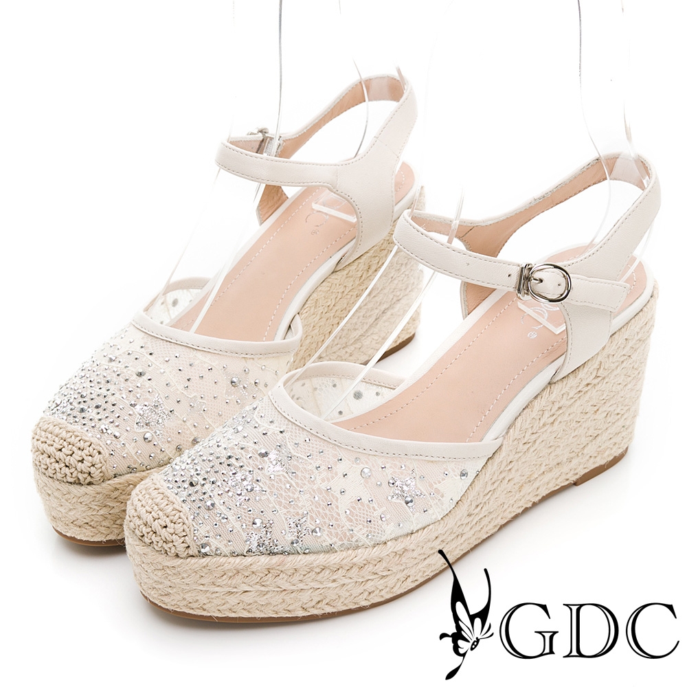 GDC-蕾絲甜心水鑽簍空草編春夏楔型厚底涼鞋-米色