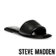 STEVE MADDEN-CYMONE 素面簡約寬帶拖鞋-黑色 product thumbnail 1