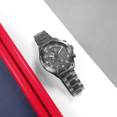 TOMMY HILFIGER / 都會時尚 經典潮流 兩地時間 不鏽鋼手錶-鍍灰/44mm