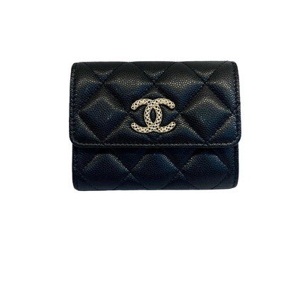 chanel 新款金屬簍空雙c logo菱格紋小牛皮釦式零錢包/卡包(黑/金)