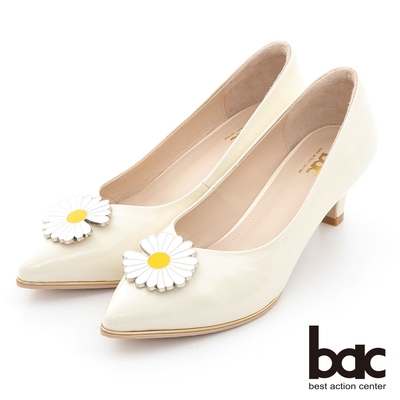 【bac】時髦尖頭小雛菊裝飾漆皮中跟鞋-米白