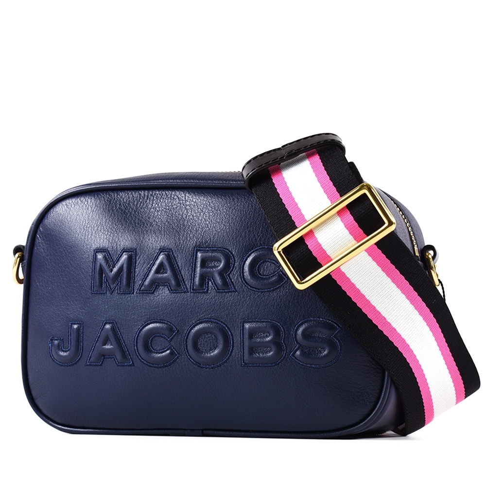 MARC JACOBS 浮雕LOGO牛皮拉鍊寬背帶相機包-靛藍