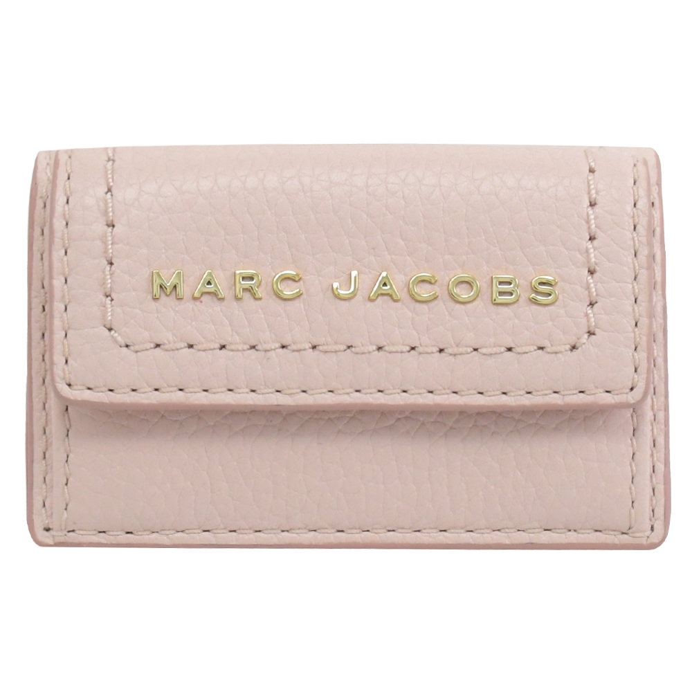 MARC JACOBS 金屬LOGO荔枝皮革三折釦式零錢短夾(粉)