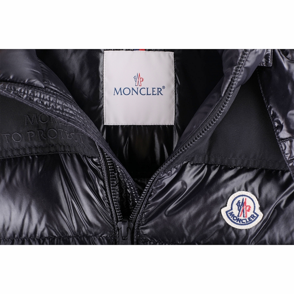 MONCLER Genichi 亮面尼龍絎縫拼接黑色可拆刺繡連帽羽絨背心(男款