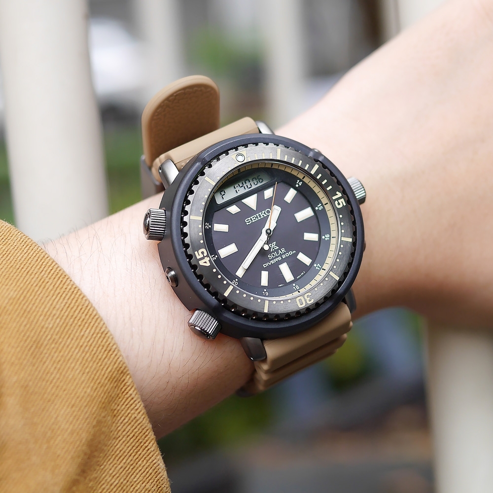 SEIKO 精工 PROSPEX 太陽能 潛水錶 雙顯 防水200米 矽膠手錶-灰黑x卡其色/47mm