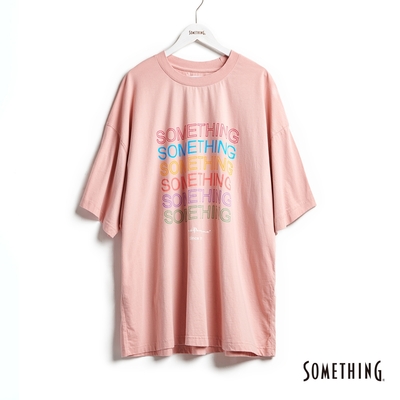SOMETHING 多彩LOGO印花寬版落肩短袖T恤-女-淡粉紅