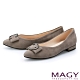 MAGY C型灰鑽飾釦尖頭 女 平底鞋 灰色 product thumbnail 1